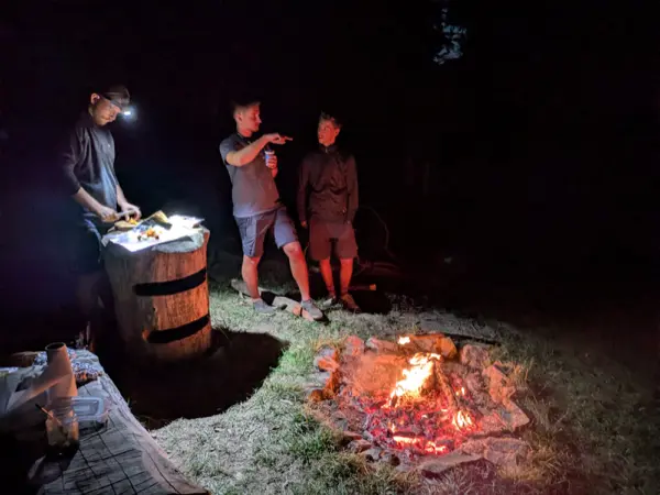 Účastníci teambuildingu v prírode