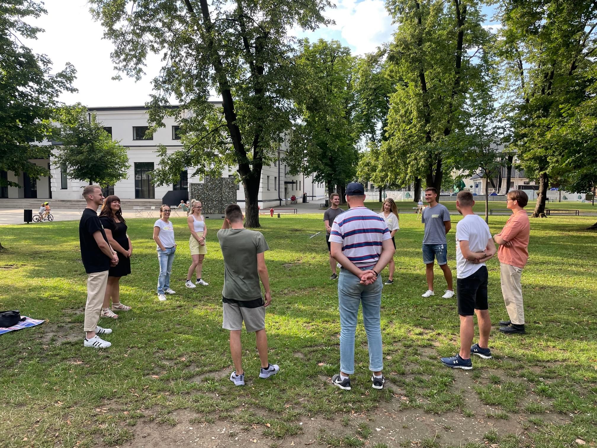 Skupina na teambuildingu